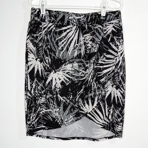 ✨3/$15 Fabletics Clarissa black white palm leaf skirt M